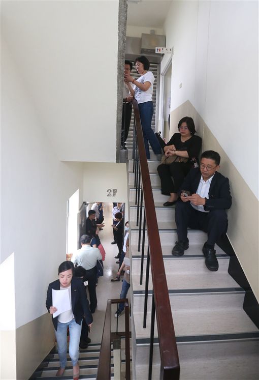 年改修法啟動 綠委7時搶先進入會場立法院司法委員會19日初審攸關年金改革的各版本公務人員退休撫卹法草案,場外抗議群眾集結,民進黨立法院黨團動員,上午7時就到立法院,7時30分搶先進入會議室,民進黨立委段宜康(左)也坐上主席台。中央社記者陳俊華攝