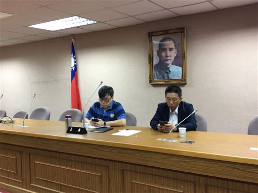 年改修法啟動 綠委7時搶先進入會場立法院司法委員會19日初審攸關年金改革的各版本公務人員退休撫卹法草案,場外抗議群眾集結,民進黨立法院黨團動員,上午7時就到立法院,7時30分搶先進入會議室,民進黨立委段宜康(左)也坐上主席台。中央社記者陳俊華攝
