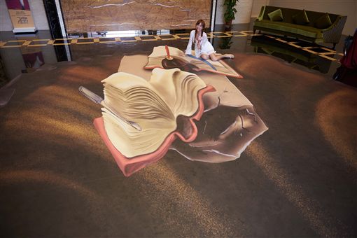 達利「變成裸體女人的書」,手繪3D藝術彩繪地貼