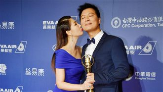 蔡詩萍再度奪獎!老婆激動獻吻超甜蜜