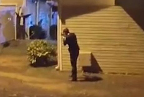 美國男子報警自首 高舉雙手仍遭警察開槍擊斃/YouTube ID-1089214