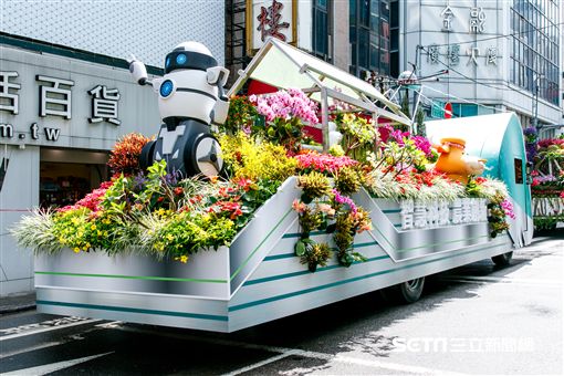 農委會3大主題花車齊聚-智慧科技 農業創新花車遊行。(圖/農委會提供)