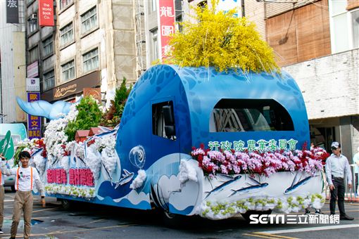 農委會3大主題花車齊聚-森川里海 農村樂遊 花車遊行。(圖/農委會提供)