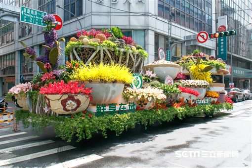 鮮享在地 安心幸福 花車遊行。(圖/農委會提供)