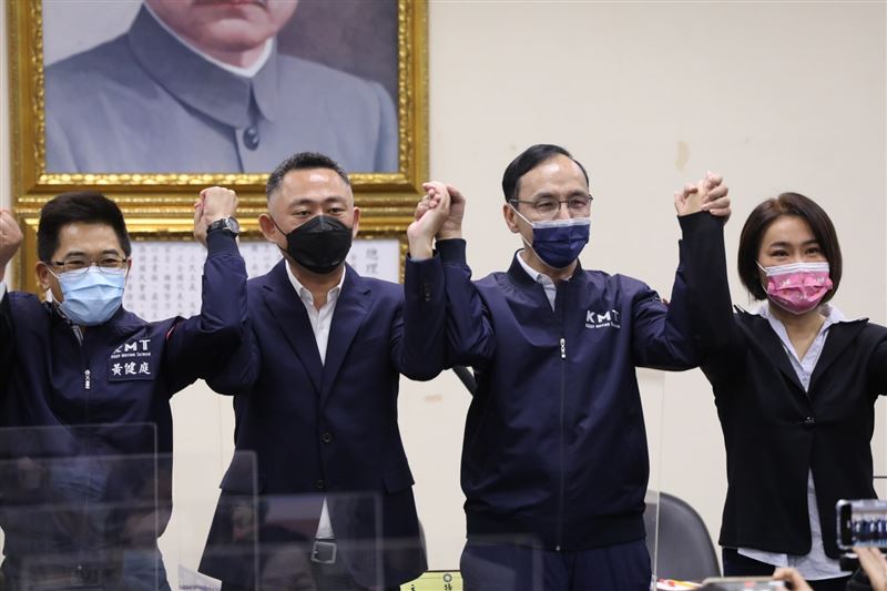 國民黨提名楊鎮浯(左二)爭取連任金門縣長。(圖/國民黨提供)