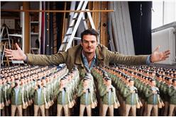 找份好工作不容易，住在瑞典馬爾默的攝影師Jens Lennartsson 想到用自己的微縮玩偶來當簡歷投送。