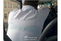 分享一張車內透bra激情寫真