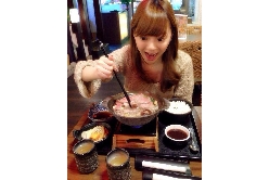 餓太久看到食物臉就變這樣了