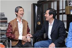 馬英九總統粉絲頁po與李泰祥握手照