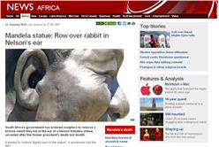 曼德拉銅像有兔子 圖片擷取BBC網站