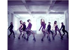 火辣《露屁屁MV》忘記穿褲子嗎？