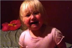 娃哭求iPad1100_dailymail