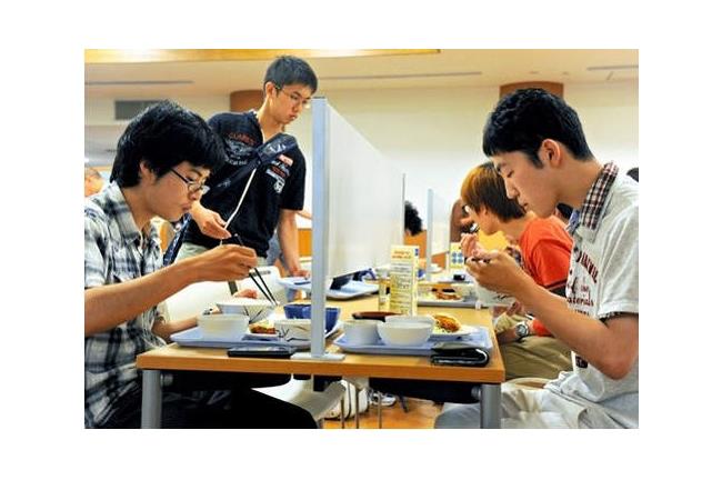 再也不會尷尬！大學餐廳設單人座席　