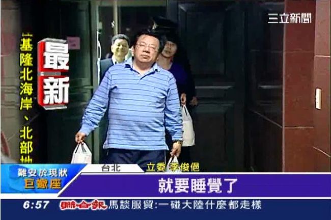 差很大！立委素顏、短褲夜宿拼服貿