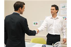 上班族握手（Flickr，reynermedia）