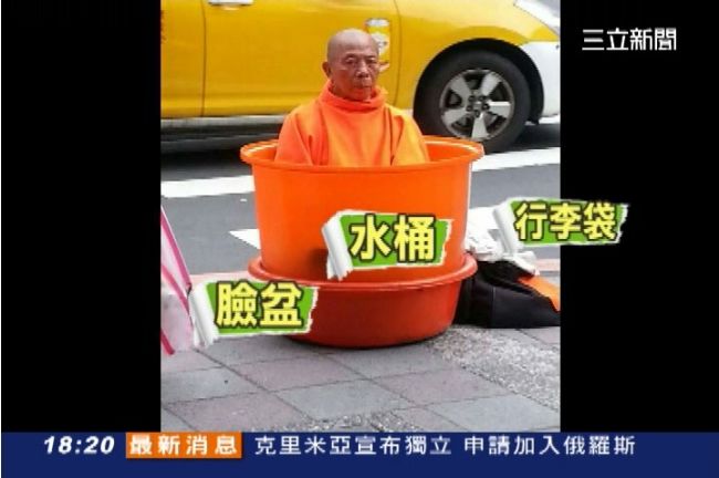 獨／和尚化緣出奇招　坐水桶當許願池