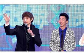 「美型國父」包偉銘，為超偶第五強張懷顥站台，帥氣登場