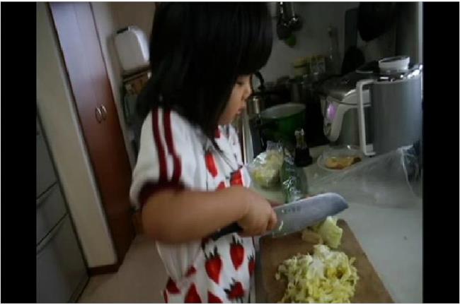 母女情深！5歲女孩天天做菜想念媽媽