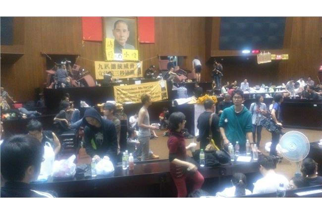 反服貿　網友怒嗆：民主權益被剝奪了