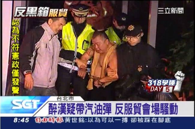 服貿／醉漢疑帶汽油彈　民眾險失控