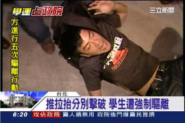 學生靜坐手勾手　警棍盾牌各個突破！