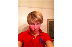 英國自拍成癮症少年（圖／翻攝自鏡報）