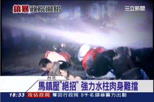 警強力水柱驅離　學生肉身難擋跌在地