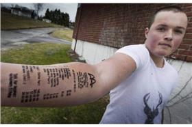 挪威少年手臂刺青麥當勞帳單