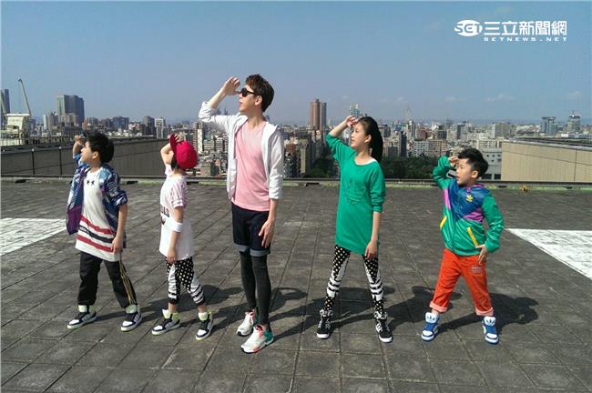 超接冠軍天團出道　狠踩評審往上爬！