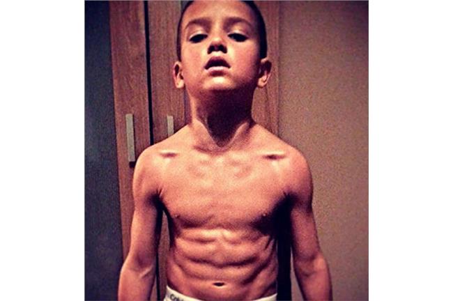 愛爾蘭8歲肌肉弟身材好壯、好精實