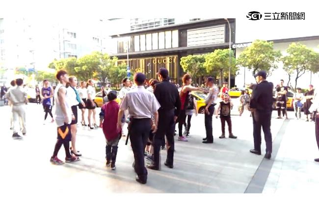 學生攻佔信義區　群眾高喊警察後退