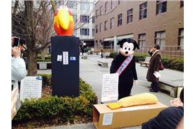 名家卡卡洛普  惡搞校園銅像《折田先生像》最新版登場　京都大學學生真是太有才啦