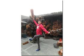 姚淳耀拿雞毛撢子