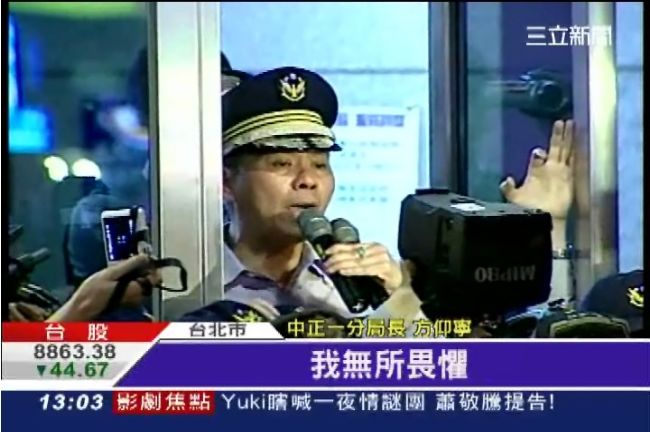 議員送太陽花、康乃馨　方仰寧尷尬