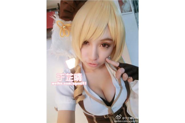 乳量驚人！面熟的火辣爆乳學姐是誰？