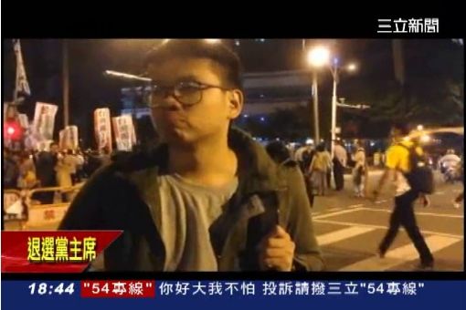 眼鏡.抿嘴.軍外套 林飛帆有分身?!