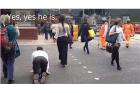 倫敦女把男當狗遛