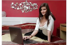 英國正妹募款隆乳