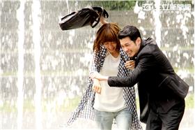 李維維與噴水有緣再度濕身