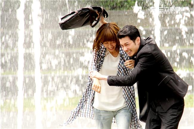 李維維戶外慘遭亂噴　周詠軒也濕了