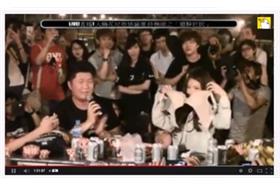 大腸花論壇  雞排妹當場脫內衣義賣（翻攝自youtube）