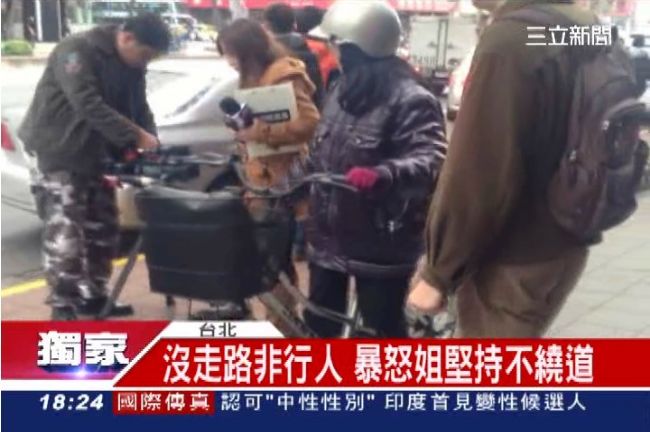 騎腳踏車上人行道　暴怒姐要路人讓開