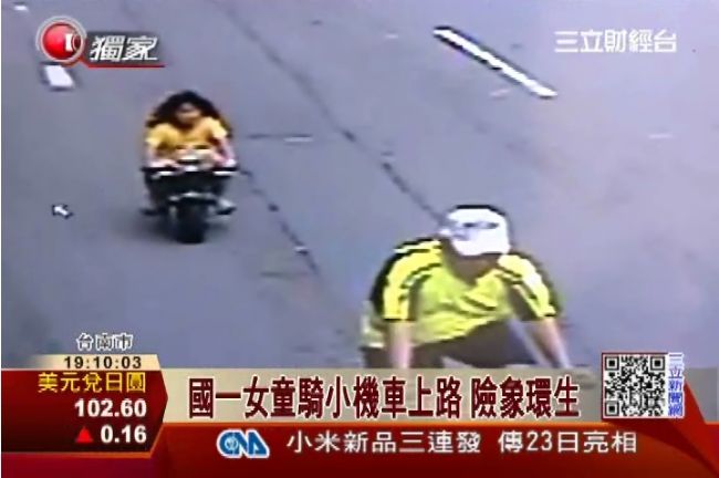 女童騎小機車上路　沒戴安全帽還逆向