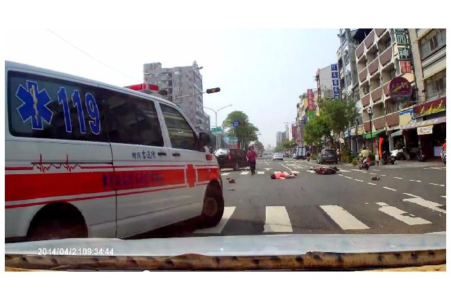 台南發生嚴重車禍、救護車15秒就到