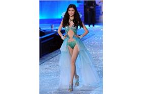 双生魅惑 50名车模引爆北京车展（搜狐）