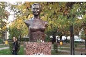 羅馬尼亞已故第一夫人銅像