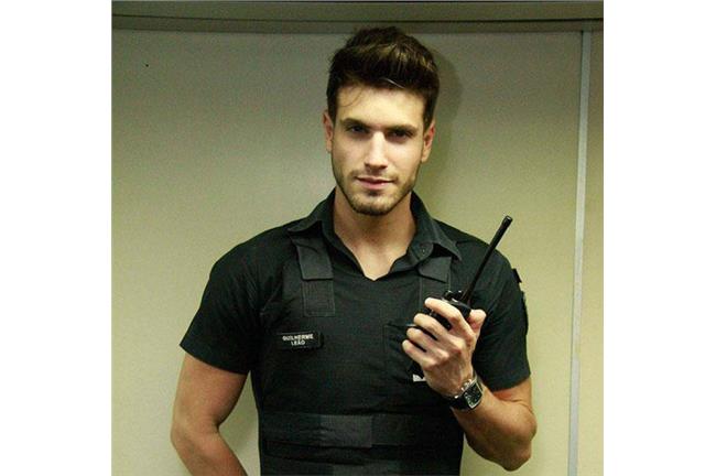 迷人！巴西最帥地鐵保全　年僅22歲