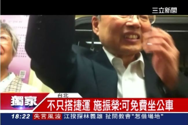 獨／直擊！野生施振榮夫妻親民搭捷運