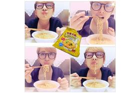 正妹阿喜吃泡麵