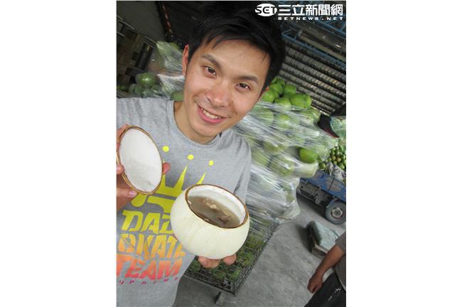 姚淳耀採椰初體驗　爬樹腳滑險踩空？